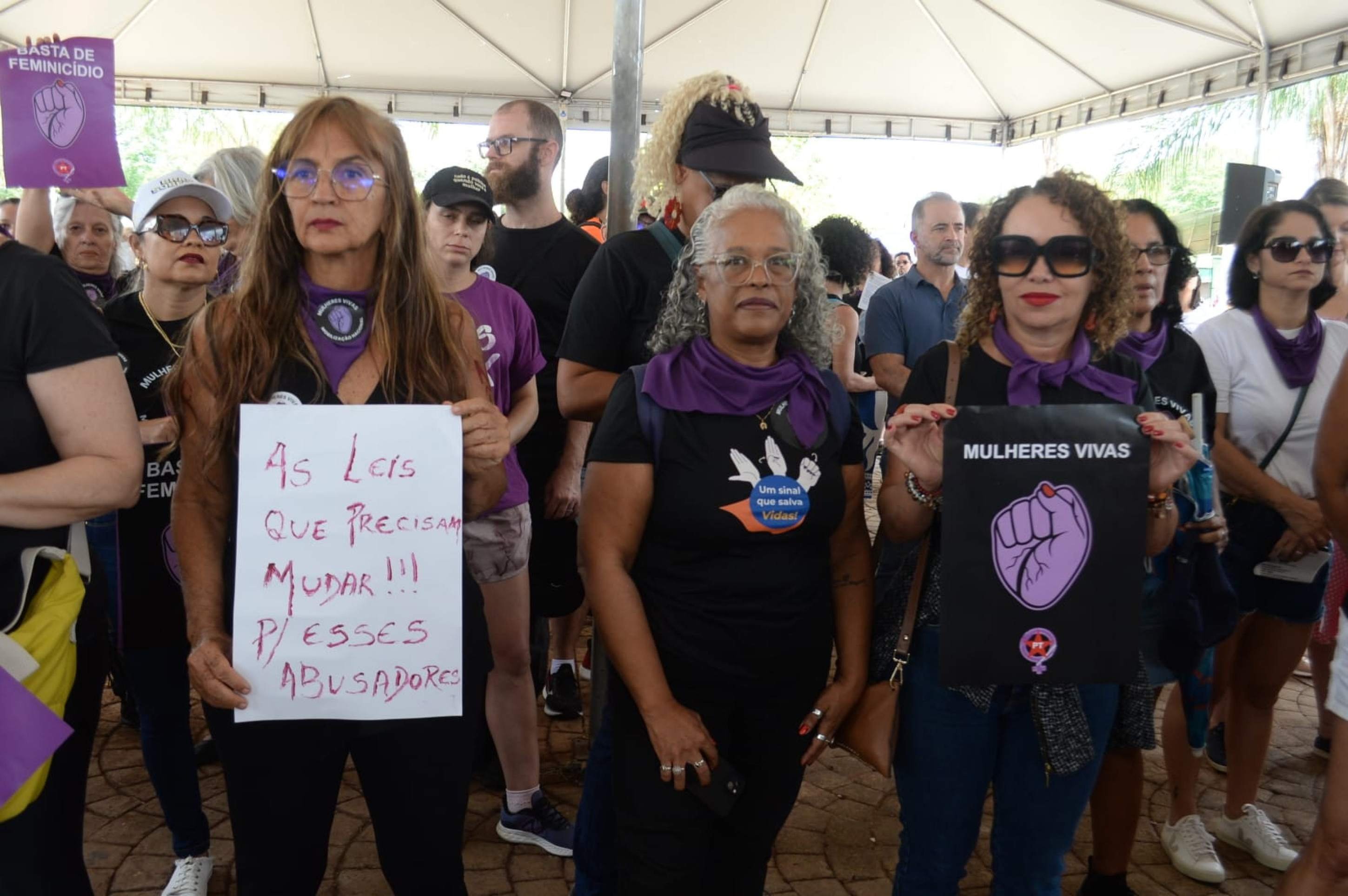 Movimento Mulheres Vivas reuniu grupos independentes na Feira da Torre de TV, neste domingo (7/12), em protesto ao feminicídio