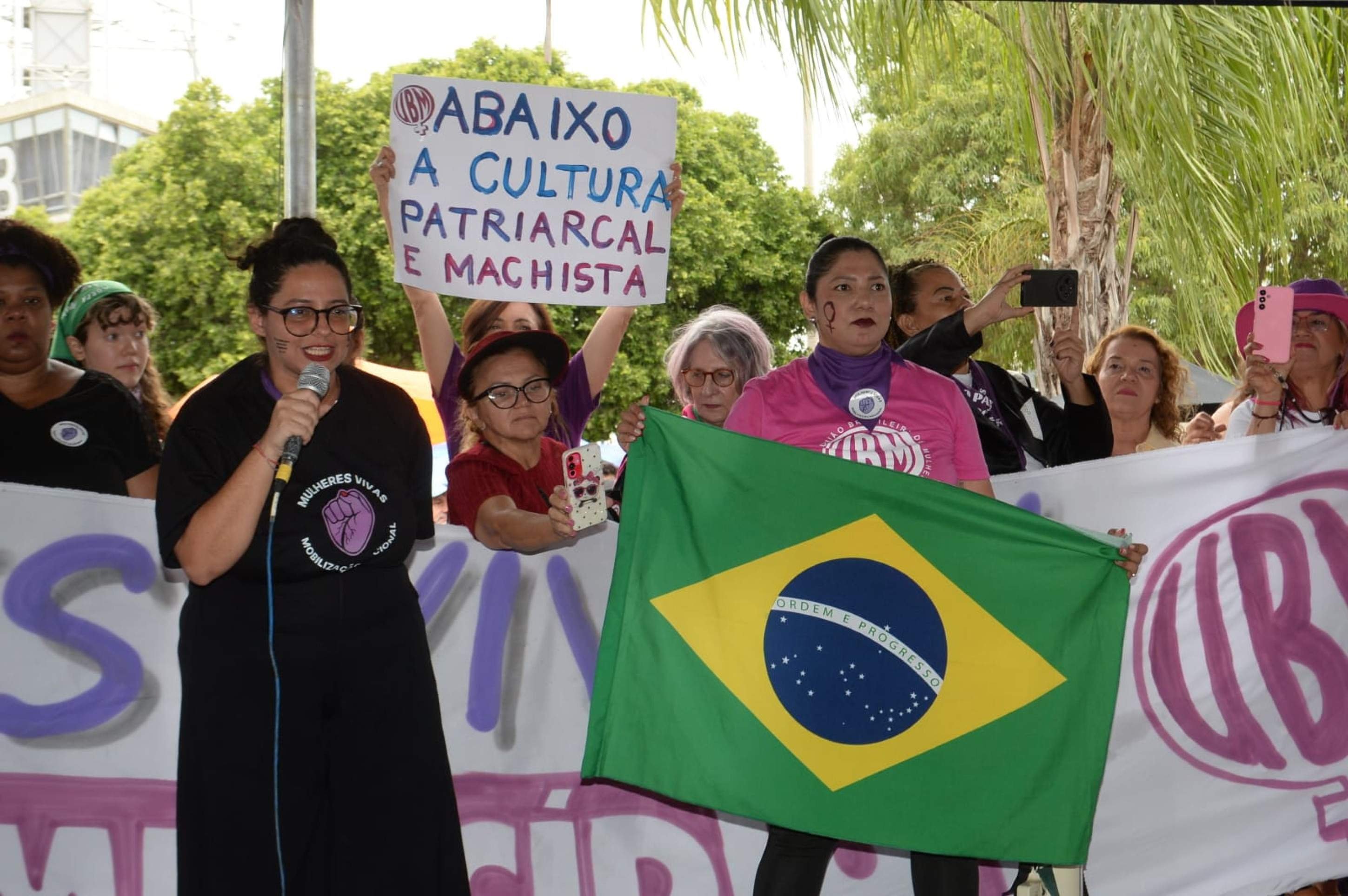 Movimento Mulheres Vivas reuniu grupos independentes na Feira da Torre de TV, neste domingo (7/12), em protesto ao feminicídio
