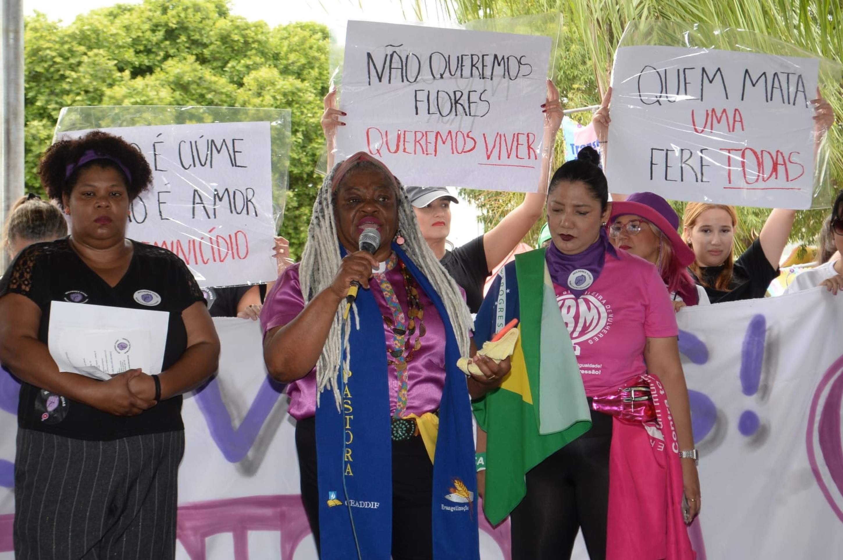 Movimento Mulheres Vivas reuniu grupos independentes na Feira da Torre de TV, neste domingo (7/12), em protesto ao feminicídio