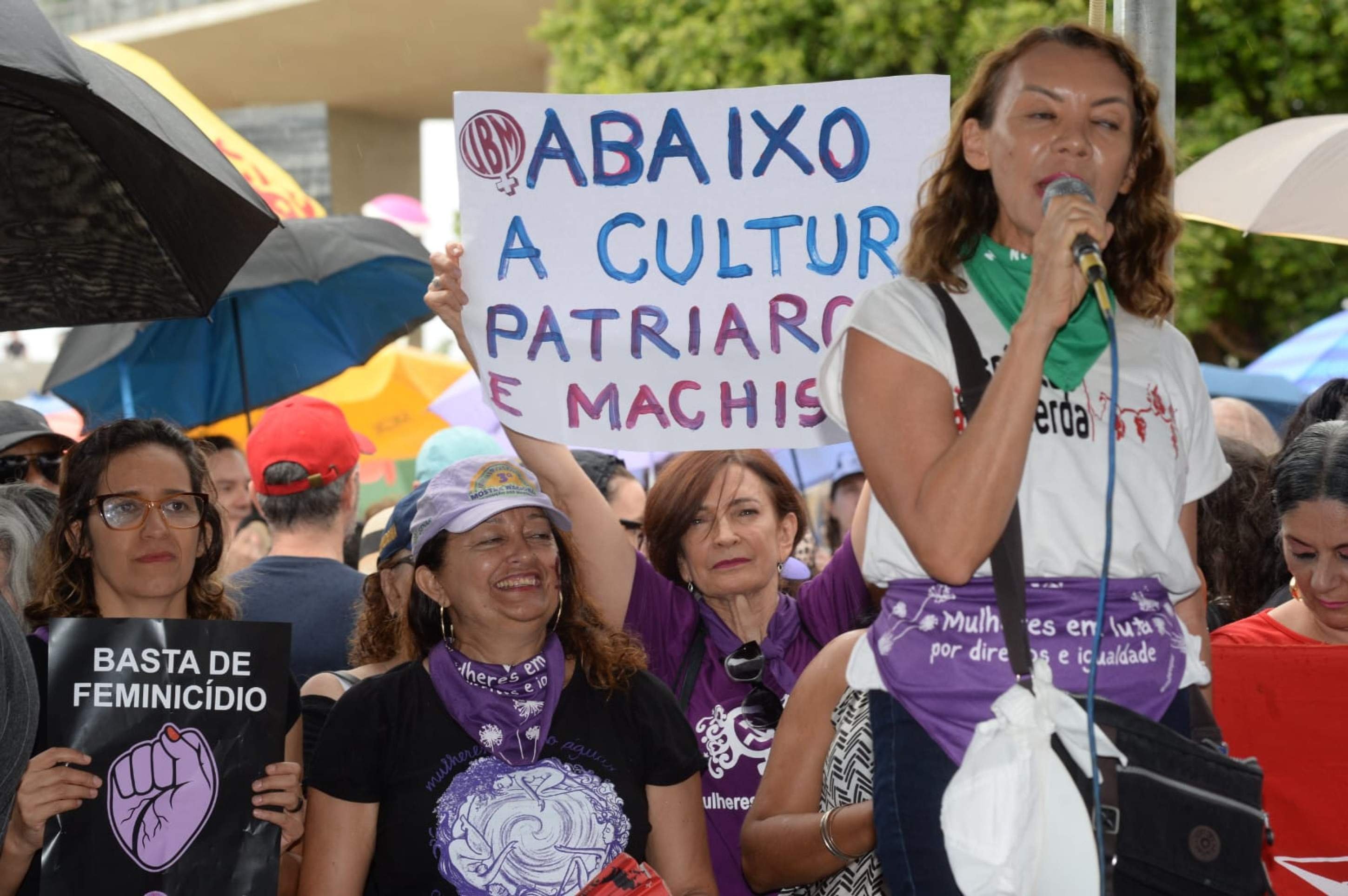 Movimento Mulheres Vivas reuniu grupos independentes na Feira da Torre de TV, neste domingo (7/12), em protesto ao feminicídio
