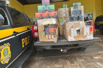 PRF apreendeu 1.500 cigarros eletrônicos em Monte Alegre de Minas -  (crédito: Divulgação/PRF)