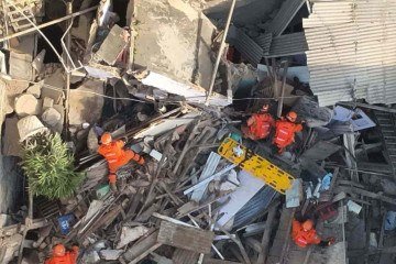 Bombeiros fazem buscas após desabamento de estrutura no Catete, no centro do Rio de Janeiro -  (crédito: Reprodução)