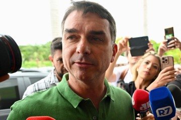 Jair Bolsonaro escolheu o filho mais velho, Flávio, para representá-lo nas eleições presidenciais de 2026 -  (crédito: Evaristo Sa / AFP)