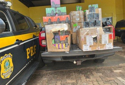 PRF apreendeu 1.500 cigarros eletrônicos em Monte Alegre de Minas -  (crédito: Divulgação/PRF)