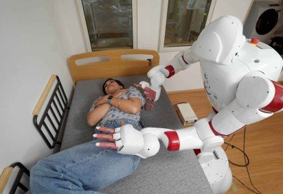 Toshio Morita (à direita) trabalha no <em>Restaurant of Mistaken Orders</em> -  (crédito: BBC) -Toshio Morita (à direita) trabalha no <em>Restaurant of Mistaken Orders</em> -  (crédito: BBC)