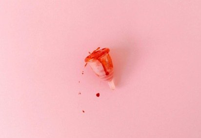 Entre simbolismo, curiosidade científica e alertas médicos, o uso de sangue menstrual na pele segue dividindo opiniões -  (crédito: Pexels) -Entre simbolismo, curiosidade científica e alertas médicos, o uso de sangue menstrual na pele segue dividindo opiniões -  (crédito: Pexels)