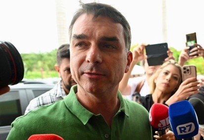 Jair Bolsonaro escolheu o filho mais velho, Flávio, para representá-lo nas eleições presidenciais de 2026 -  (crédito: Evaristo Sa / AFP)