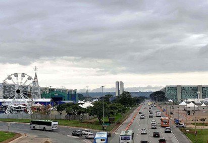 Depois de um início de manhã com sol forte e sensação de calor, o tempo mudou, com predomínio de muitas nuvens -  (crédito: Ed Alves/CB/DA Press) -Depois de um início de manhã com sol forte e sensação de calor, o tempo mudou, com predomínio de muitas nuvens -  (crédito: Ed Alves/CB/DA Press)