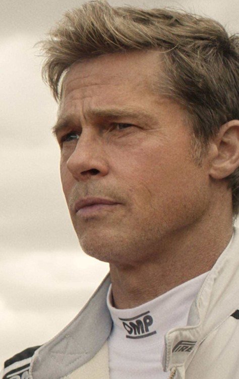 Em F1, Brad Pitt dá vida a Sonny Hayes, prodígio do automobilismo que sofre um acidente  e quase se vê obrigado a encerrar a carreira -  (crédito: Divulgação/Apple TV)