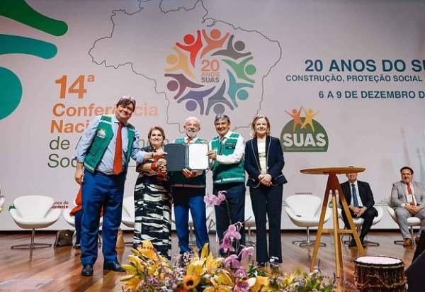 Lula e ministros durante participação na 14ª Conferência Nacional de Assistência Social, no Centro de Convenções Ulysses Guimarães

 

       -  (crédito: Ricardo Stuckert / PR)