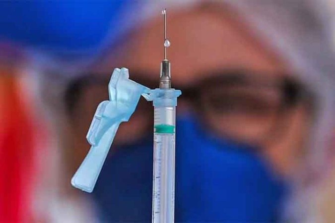 A campanha será ampliada à população geral à medida que novos lotes forem entregues, começando pelos adultos a partir de 59 anos e seguindo até alcançar pessoas de 15 anos
- (crédito: Freepik) A campanha será ampliada à população geral à medida que novos lotes forem entregues, começando pelos adultos a partir de 59 anos e seguindo até alcançar pessoas de 15 anos
- (crédito: Freepik)