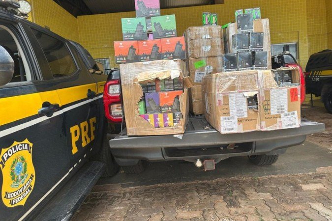 PRF apreendeu 1.500 cigarros eletrônicos em Monte Alegre de Minas - (crédito: Divulgação/PRF) PRF apreendeu 1.500 cigarros eletrônicos em Monte Alegre de Minas - (crédito: Divulgação/PRF)