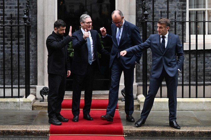 Zelensky (E), com o premiê britânico, Starmer (o segundo à esquerda); o chanceler alemão, Merz (segundo à direita); e o presidente francês, Macron -  (crédito: Chris J. Ratcliffe/AFP)