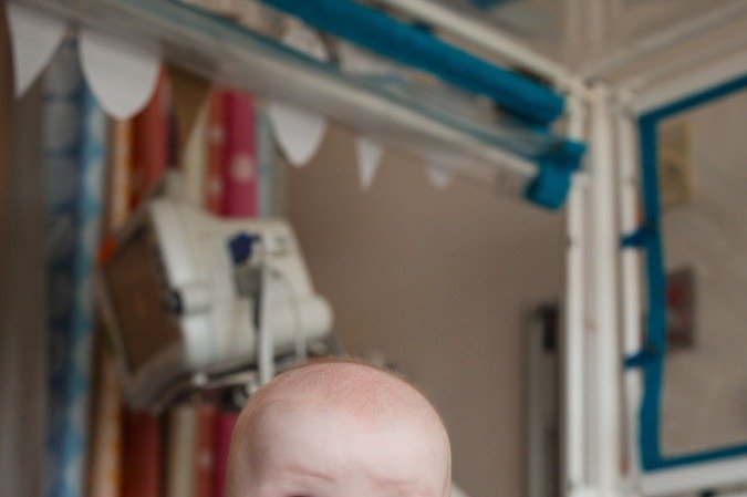  2025. Ciência. Revista Nature escolhe os cientistas que mais se destacaram em 2025. KJ Muldoon, bebê nascido com uma doença genética letal e salvo por cientistas do Children's Hospital of Philadelphia.