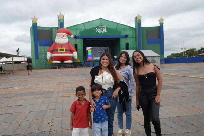 Primos se divertem esperando a inauguração para andarem de patins no gelo