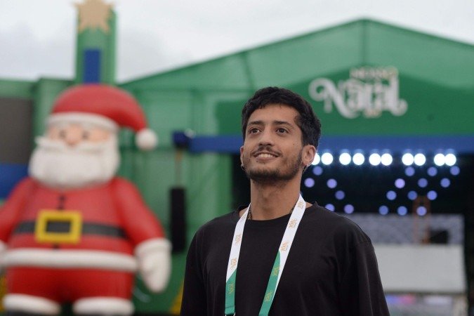 Guilherme Faquini acompanhou o irmão pelo evento,que ficou animado de ver a montagem da  árvore 