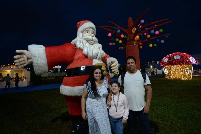 Família aproveita cenários para fazerem fotos e se divertirem juntos - (crédito: Minervino Júnior/CB) Família aproveita cenários para fazerem fotos e se divertirem juntos - (crédito: Minervino Júnior/CB)
