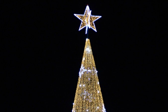 O acender de luzes da árvore de Natal parou crianças e adultos para fazerem a contagem regressiva    