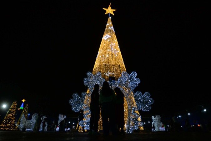 O acender de luzes da árvore de Natal parou crianças e adultos para fazerem a contagem regressiva