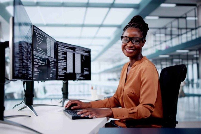 O avanço tecnológico vem impulsionando o mercado de trabalho a uma das transformações mais intensas de sua história (Imagem: Andrey_Popov | Shutterstock) - (crédito: EdiCase) O avanço tecnológico vem impulsionando o mercado de trabalho a uma das transformações mais intensas de sua história (Imagem: Andrey_Popov | Shutterstock) - (crédito: EdiCase)