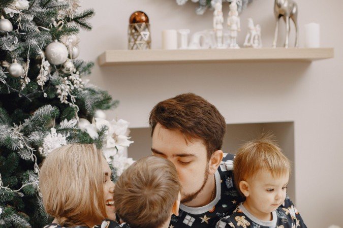 Pijamas de Natal unem conforto e tradição em looks pensados para a família inteira