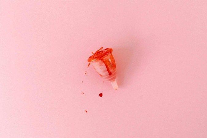 Entre simbolismo, curiosidade científica e alertas médicos, o uso de sangue menstrual na pele segue dividindo opiniões - (crédito: Pexels) Entre simbolismo, curiosidade científica e alertas médicos, o uso de sangue menstrual na pele segue dividindo opiniões - (crédito: Pexels)