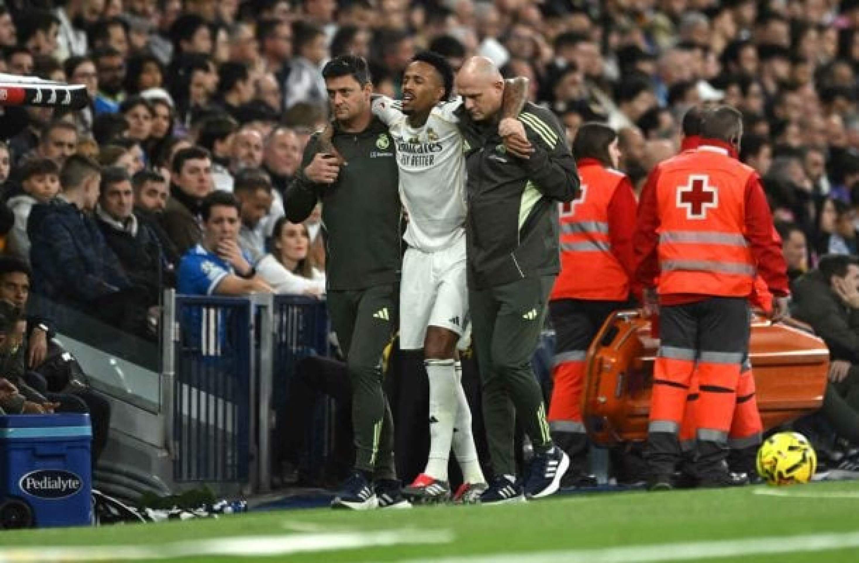 Militão sofre lesão e deve parar por quatro meses  -  (crédito: Foto: Denis Doyle/Getty Images)