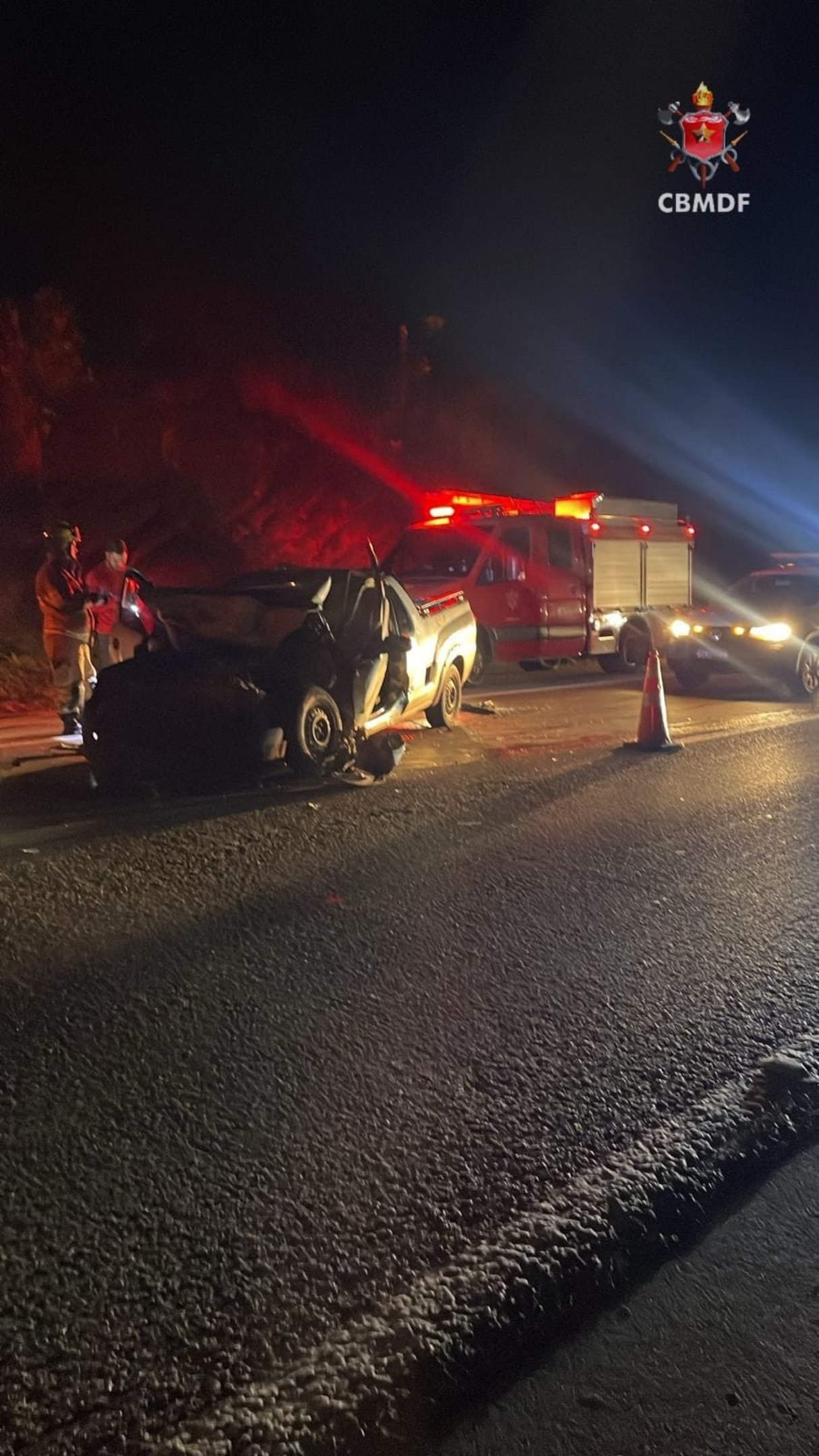 Homem foi transportado inconsciente para hospital ap&oacute;s colidir contra caminh&atilde;o