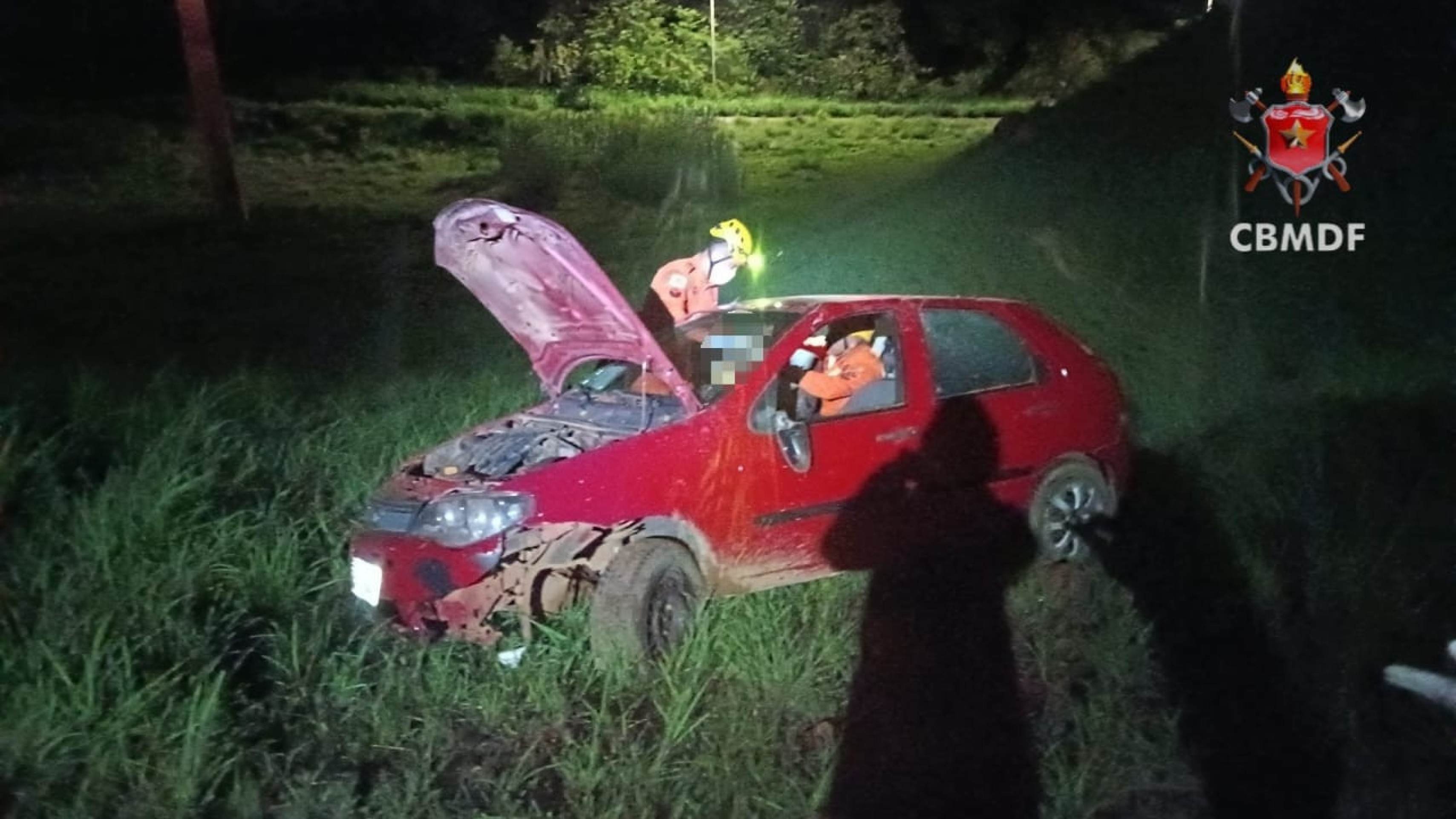 Colis&atilde;o entre ve&iacute;culo e guard rail deixou uma pessoa ferida 
