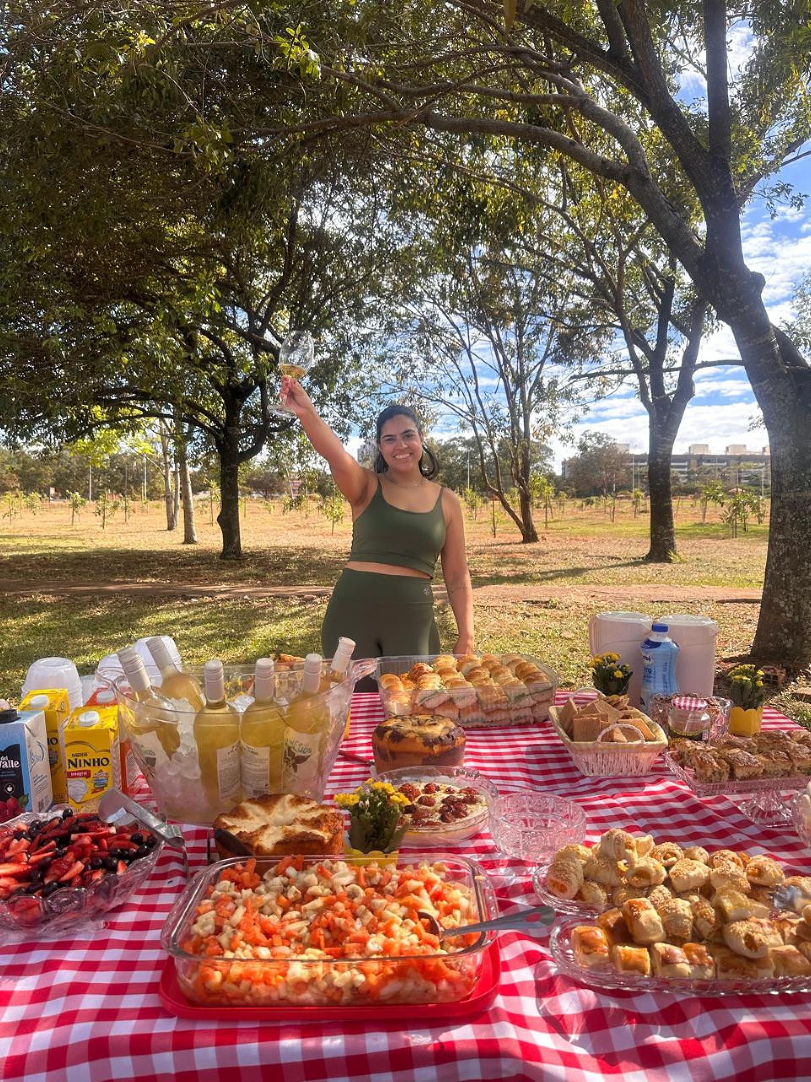 A aniversariante Raphaela ofereceu um  caf&eacute; da manh&atilde; para seus convidados  