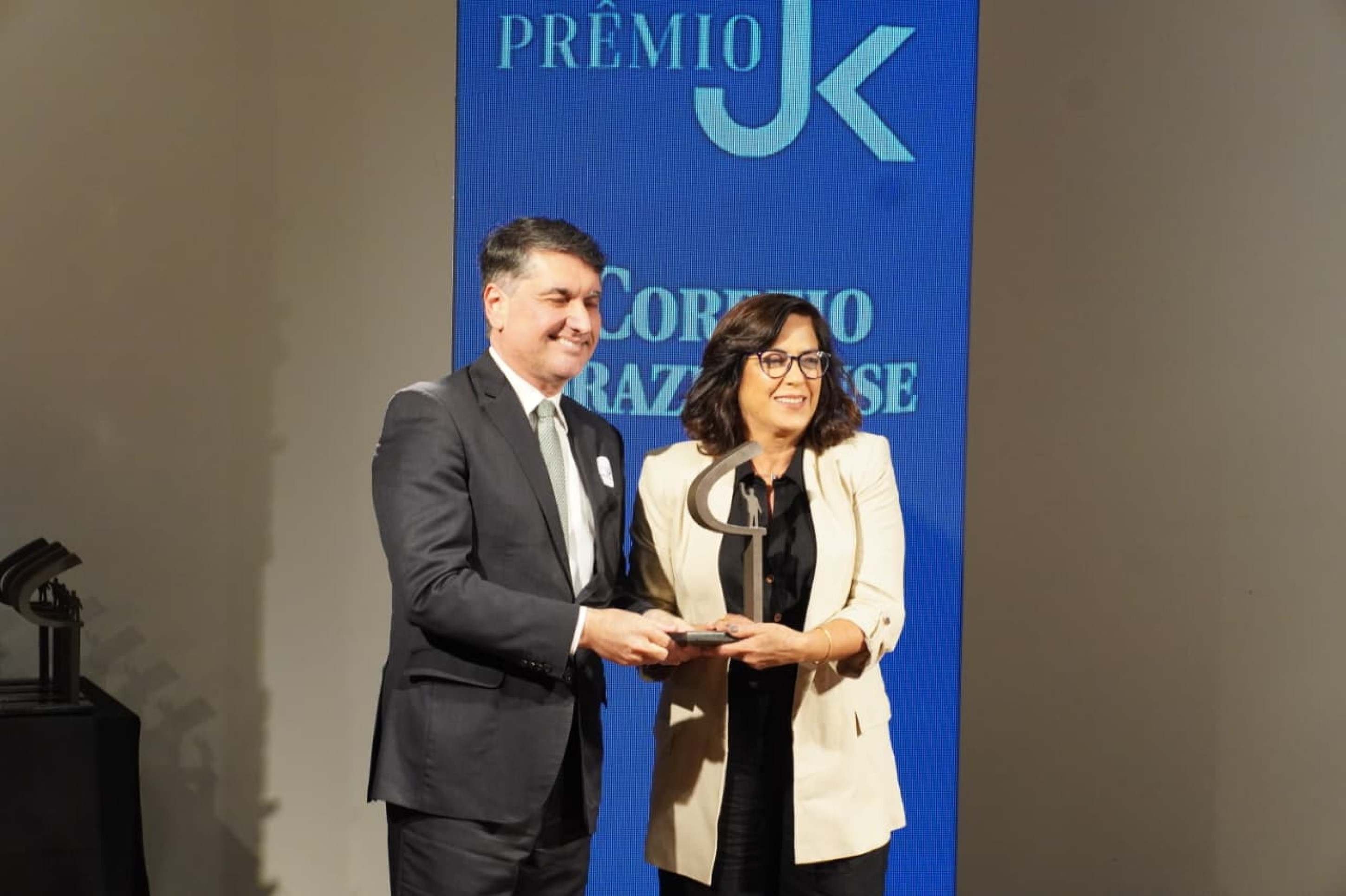 Clevane Valle recebe Prêmio JK na categoria empreendedorismo
