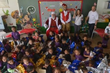 Papai Noel presenteia 80 crianças do Instituto Doando Vida - (crédito: Ed Alves/CB) Papai Noel presenteia 80 crianças do Instituto Doando Vida - (crédito: Ed Alves/CB)