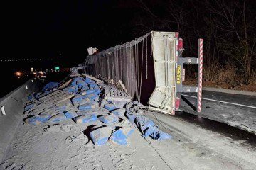 Carreta tombada na temida BR-251, no norte do estado: cenário frequente em trecho em que o perigo de sinistros se soma aos saques após desastres - (crédito: Corpo de Bombeiros/Divulgação) Carreta tombada na temida BR-251, no norte do estado: cenário frequente em trecho em que o perigo de sinistros se soma aos saques após desastres - (crédito: Corpo de Bombeiros/Divulgação)