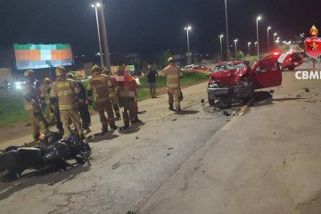 Colisão entre carro e motocicleta deixa uma pessoa ferida - (crédito: CBMDF/Divulgação) Colisão entre carro e motocicleta deixa uma pessoa ferida - (crédito: CBMDF/Divulgação)