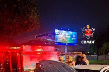 Bombeiros isolaram a área e prestaram os primeiros socorros à condutora - (crédito: Divulgação/CBMDF) Bombeiros isolaram a área e prestaram os primeiros socorros à condutora - (crédito: Divulgação/CBMDF)