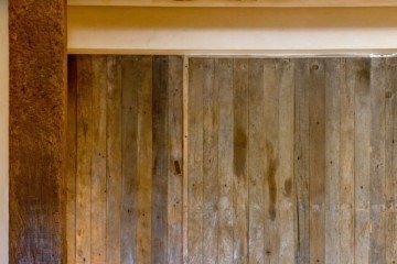 Os veios naturais da madeira trazem identidade ao lar 