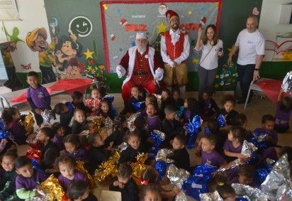 Papai Noel presenteia 80 crian&ccedil;as do Instituto Doando Vida -  (crédito: Ed Alves/CB) -Papai Noel presenteia 80 crian&ccedil;as do Instituto Doando Vida -  (crédito: Ed Alves/CB)