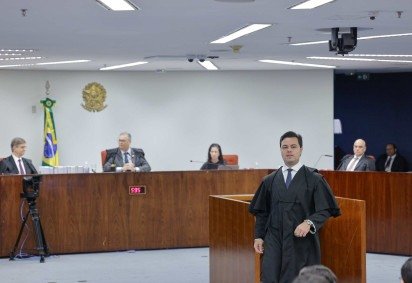 Mesmo após as negativas dos ministros, Jeffrey Chiquini voltou ao púlpito para insistir em pedido, interrompendo a condução do julgamento -  (crédito:  Rosinei Coutinho/STF) -Mesmo após as negativas dos ministros, Jeffrey Chiquini voltou ao púlpito para insistir em pedido, interrompendo a condução do julgamento -  (crédito:  Rosinei Coutinho/STF)