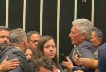 Deputado federal Glauber Braga (PSOL-RJ) é visto em meio a tumulto após ter sido retirado à força pela Polícia Legislativa da Mesa da Câmara dos Deputados, em Brasília, no final da tarde desta terça-feira, 9 de dezembro de 2025. A imprensa não conseguiu acompanhar a retirada de Glauber, que ocupou a cadeira ocupada pelo presidente da Câmara, Hugo Motta (Republicanos-PB), por se opor à votação do projeto de lei que diminui as penas de condenados pelos atos de 8 de Janeiro. -  (crédito:  Assessoria do Deputado Luciano Zucco)