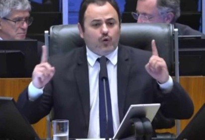 Glauber ocupa a Presidência revoltado com a votação da cassação -  (crédito: Fotos: Reproduções de vídeo) -Glauber ocupa a Presidência revoltado com a votação da cassação -  (crédito: Fotos: Reproduções de vídeo)