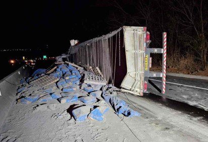 Carreta tombada na temida BR-251, no norte do estado: cenário frequente em trecho em que o perigo de sinistros se soma aos saques após desastres -  (crédito: Corpo de Bombeiros/Divulgação)