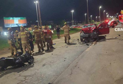 Colisão entre carro e motocicleta deixa uma pessoa ferida -  (crédito: CBMDF/Divulgação) -Colisão entre carro e motocicleta deixa uma pessoa ferida -  (crédito: CBMDF/Divulgação)