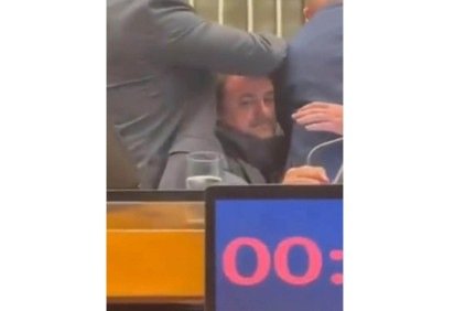 Glauber Braga é retirado à força do plenário -  (crédito: Reprodução/X @pastorhenriquev)