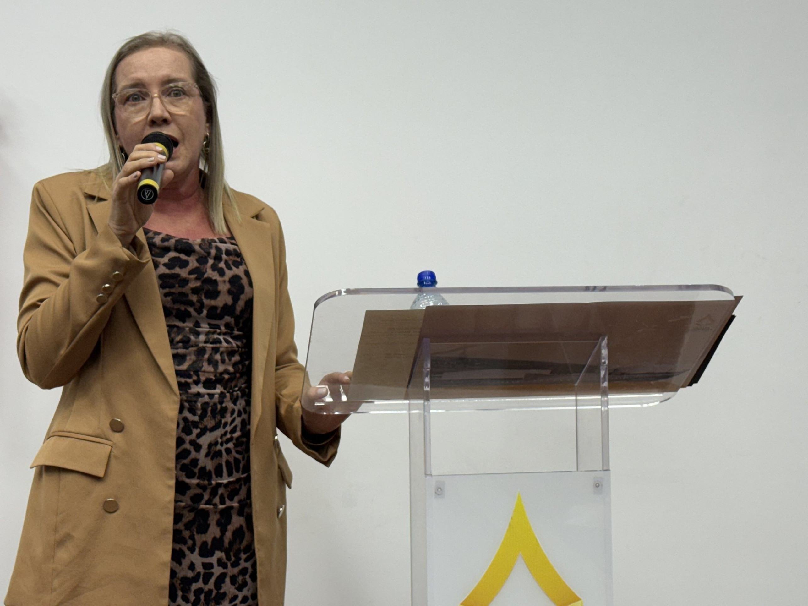 Márcia Medeiros, vice-diretora do CEd. 104, que recebeu homenagem da Câmara Legislativa do DF