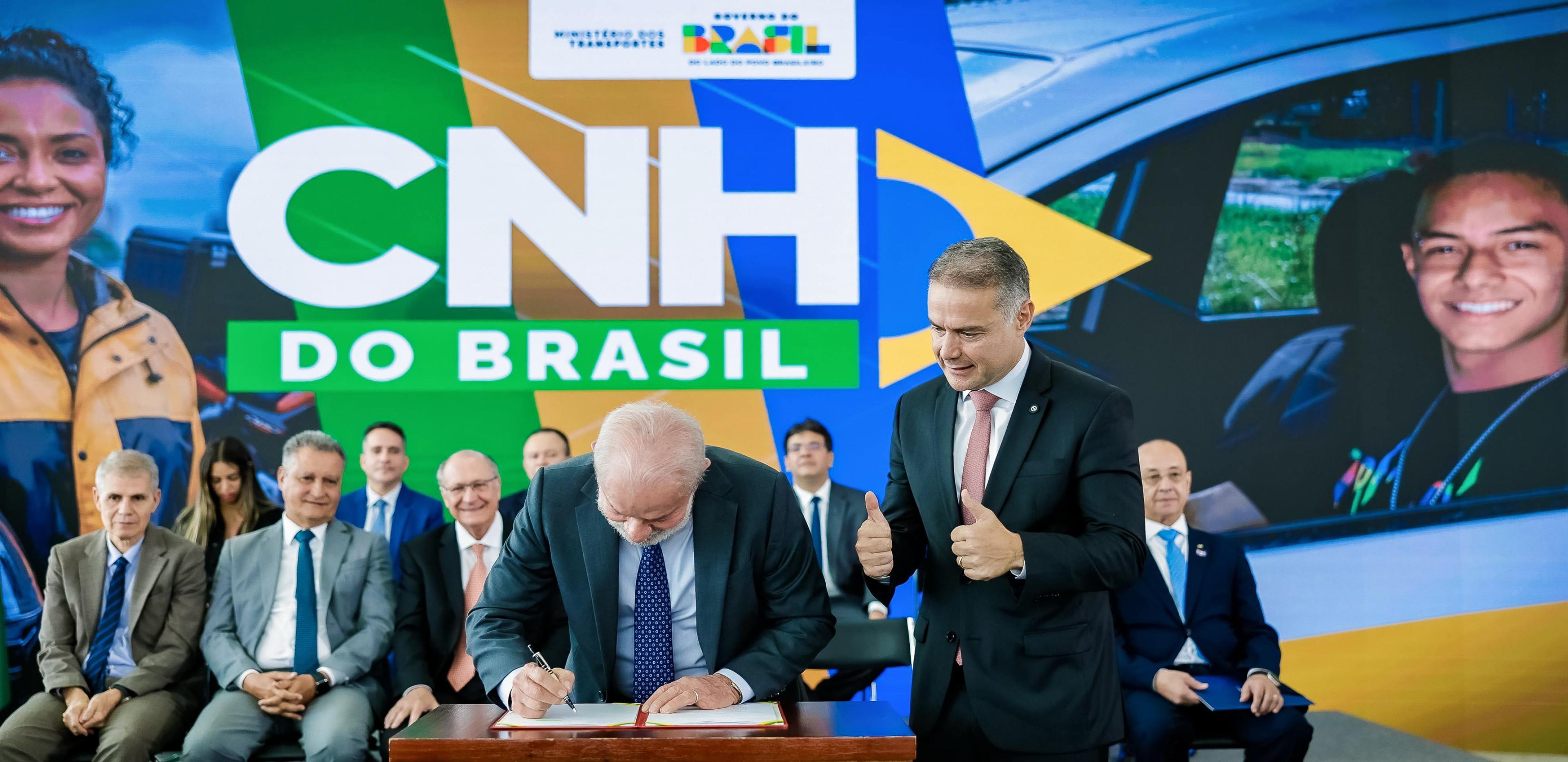 Lula anuncia pacote de mudanças na CNH; entenda