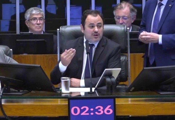 Momento que Glauber Braga ocupa a mesa -  (crédito: Reprodução/TV Câmara)