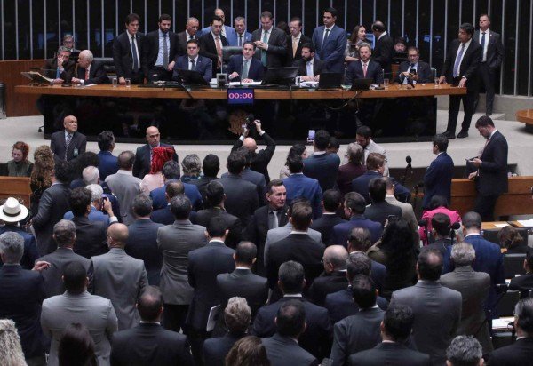 Enquanto parlamentares bolsonaristas ocupavam a mesa com Motta, a base pediu para encerrar a sessão desta terça-feira que pode beneficiar Bolsonaro -  (crédito: Bruno Spada/Câmara dos Deputados)