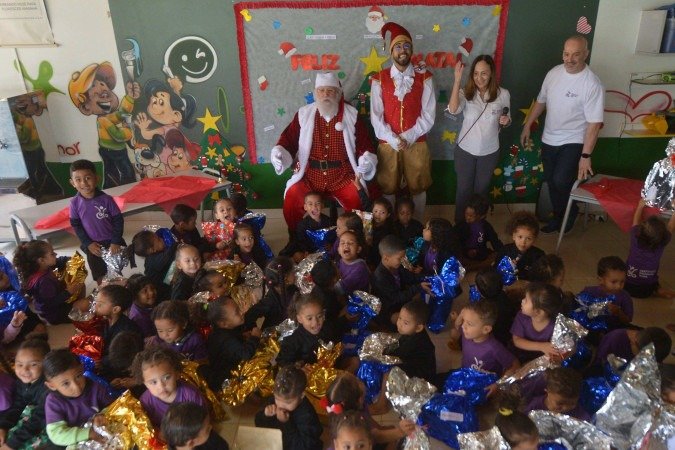 Papai Noel presenteia 80 crianças do Instituto Doando Vida - (crédito: Ed Alves/CB) Papai Noel presenteia 80 crianças do Instituto Doando Vida - (crédito: Ed Alves/CB)