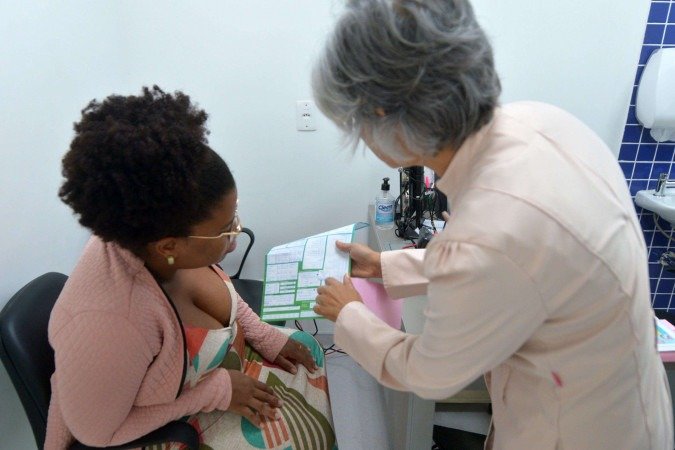  09/12/.2025 - Ed Alves CB/DA Press. Cidades. HUB recebe a primeira remessa da vacina contra o Vírus Sincicial Respiratorio (VSR) - Reduzir casos de Bronquiolite. Na foto, Juliana Érica Benabé da Silva. 