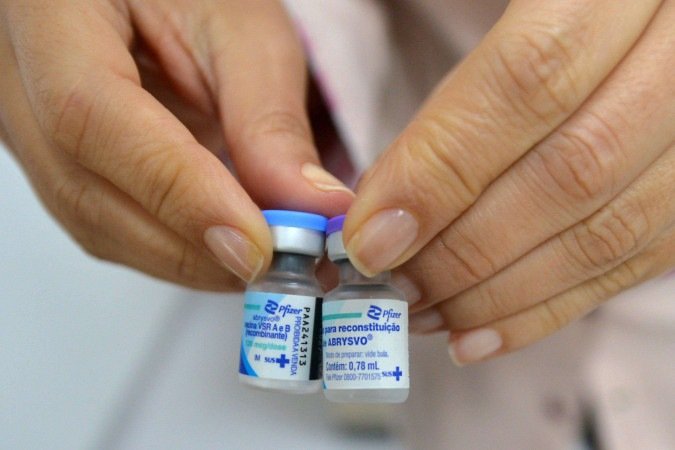  09/12/.2025 - Ed Alves CB/DA Press. Cidades. HUB recebe a primeira remessa da vacina contra o VÃ­rus Sincicial Respiratorio (VSR) - Reduzir casos de Bronquiolite.  